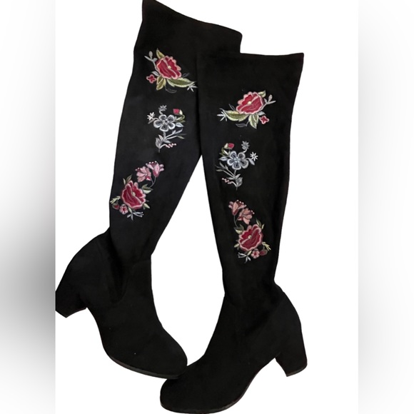 Impo Stretch Shoes - CLEARANCE☃️ Impo Stretch faux suede boots with embroidered flowers Size 9 1/2